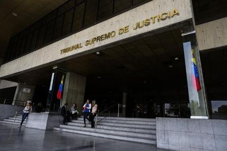 Tribunal supremo de Venezuela desiste asumir funciones del Parlamento.
