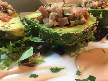 Aguacates rellenos de salmón y langostinos reosados en frutos secos