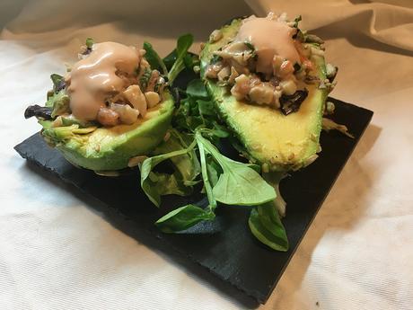 Aguacates rellenos de salmón y langostinos rebosado en frutos secos
