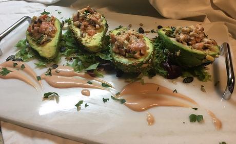 Aguacates rellenos de salmón y langostinos rebosados en frutos secos