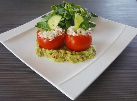TOMATES RELLENOS DE PESCADO SOBRE CAMA DE GUACAMOLE RÁPIDO