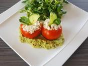 Tomates rellenos pescado sobre cama guacamole rápido