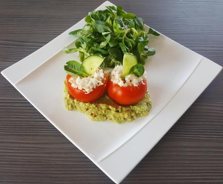 TOMATES RELLENOS DE PESCADO SOBRE CAMA DE GUACAMOLE RÁPIDO