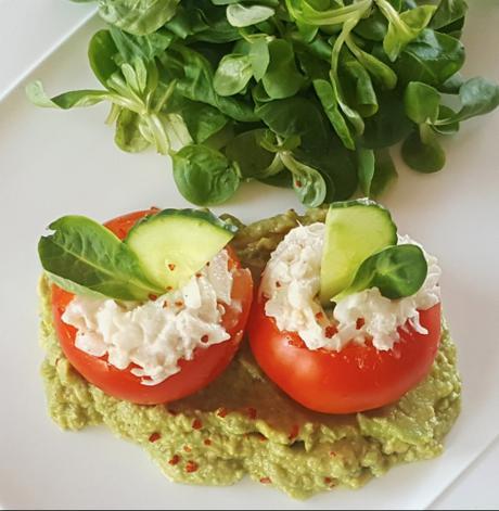 TOMATES RELLENOS DE PESCADO SOBRE CAMA DE GUACAMOLE RÁPIDO