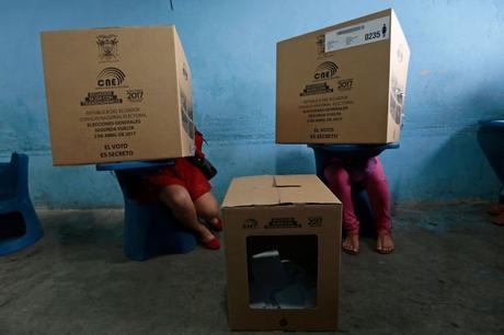 Ecuador decide su futuro hoy