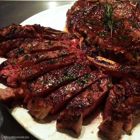 Chuletas con mantequilla, ajo y hierbas