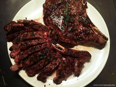 Chuletas con mantequilla, ajo y hierbas