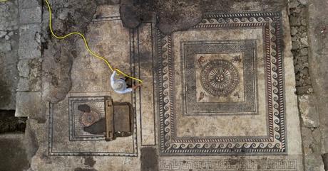 Los mosaicos fueron hallados en un edificio de una antigua ciudad romana en Francia.