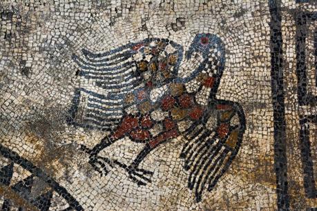 Un águila forma parte del impresionante mosaico.