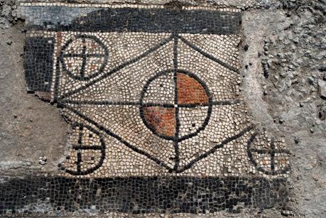 Las formas geométricas son notablemente visibles en el mosaico. 