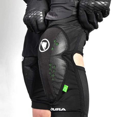 Endura: nuevo casco MT500 y nuevas rodilleras MTR Knee Guard con tecnología Koroyd