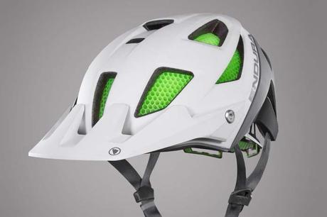 Endura: nuevo casco MT500 y nuevas rodilleras MTR Knee Guard con tecnología Koroyd