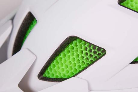 Endura: nuevo casco MT500 y nuevas rodilleras MTR Knee Guard con tecnología Koroyd