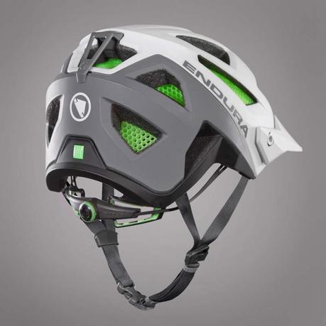 Endura: nuevo casco MT500 y nuevas rodilleras MTR Knee Guard con tecnología Koroyd