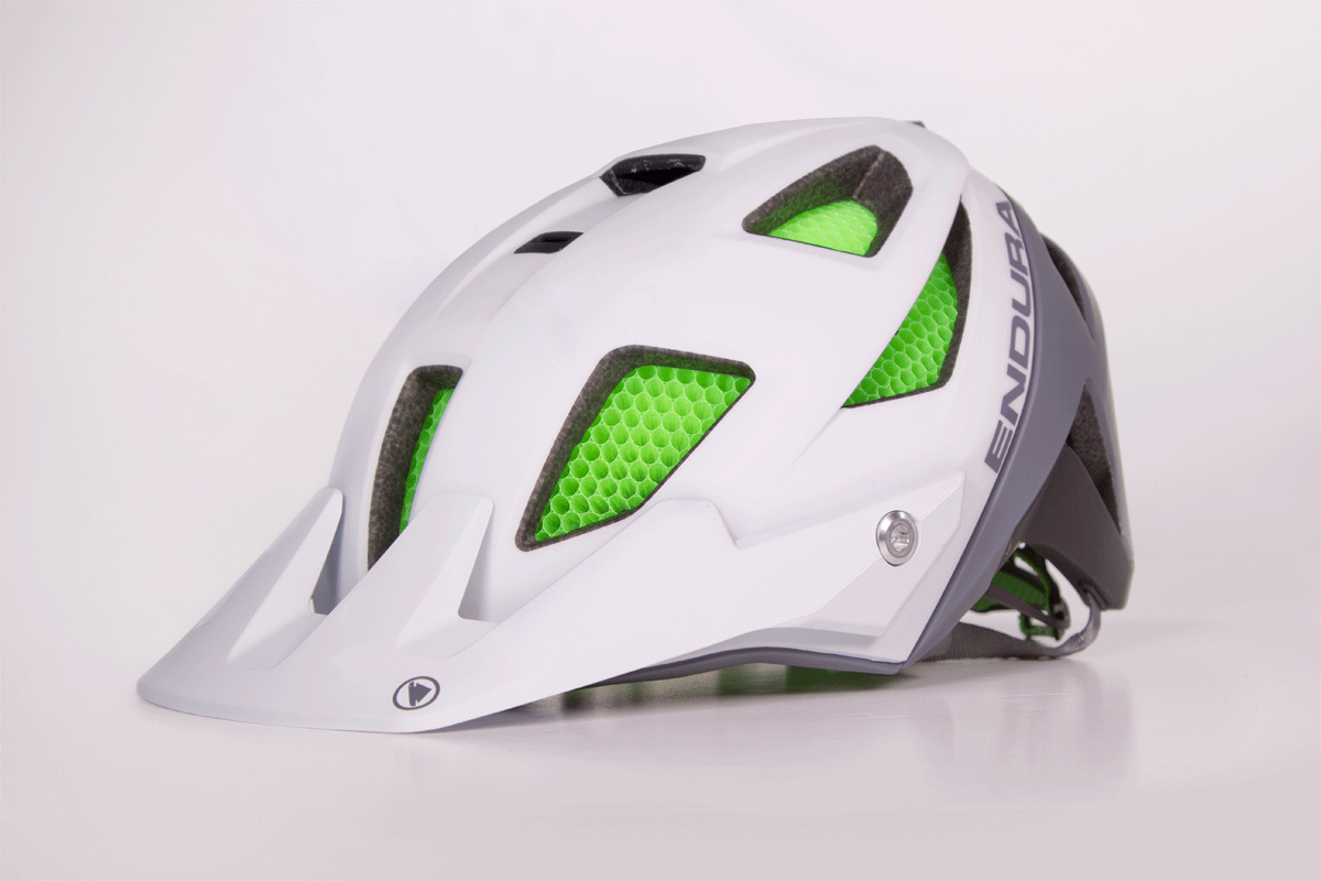 Endura: nuevo casco MT500 y nuevas rodilleras MTR Knee Guard con tecnología Koroyd