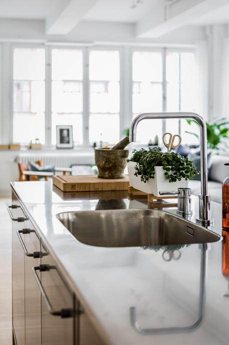 piso en antigua fábrica diseño loft decoración nórdica decoración loft decoración interiores suecos decoración gris madera plantas blog decoración escandinava Apartamento tipo loft con grandes ventanales 