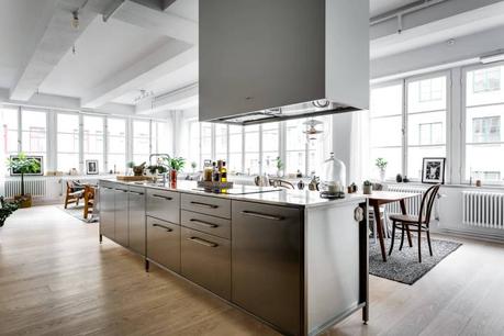 piso en antigua fábrica diseño loft decoración nórdica decoración loft decoración interiores suecos decoración gris madera plantas blog decoración escandinava Apartamento tipo loft con grandes ventanales 