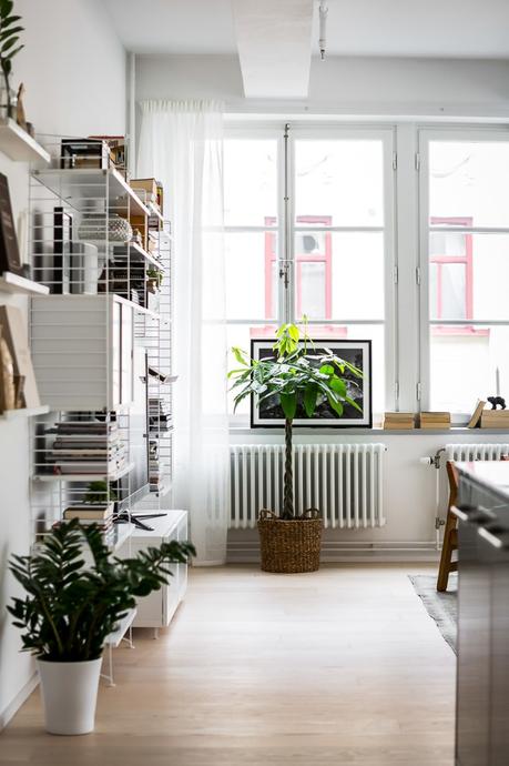 piso en antigua fábrica diseño loft decoración nórdica decoración loft decoración interiores suecos decoración gris madera plantas blog decoración escandinava Apartamento tipo loft con grandes ventanales 
