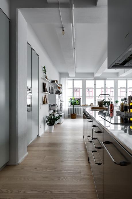 piso en antigua fábrica diseño loft decoración nórdica decoración loft decoración interiores suecos decoración gris madera plantas blog decoración escandinava Apartamento tipo loft con grandes ventanales 