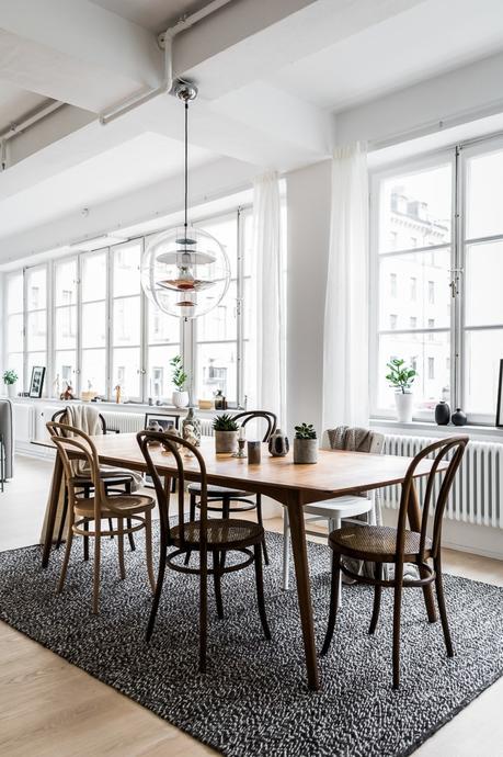 piso en antigua fábrica diseño loft decoración nórdica decoración loft decoración interiores suecos decoración gris madera plantas blog decoración escandinava Apartamento tipo loft con grandes ventanales 