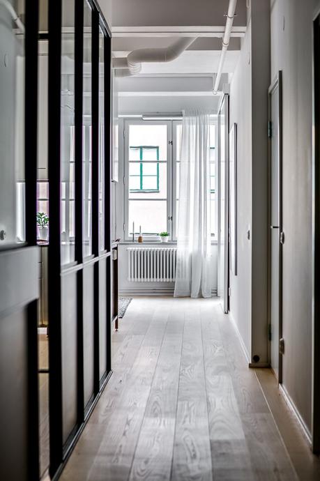 piso en antigua fábrica diseño loft decoración nórdica decoración loft decoración interiores suecos decoración gris madera plantas blog decoración escandinava Apartamento tipo loft con grandes ventanales 