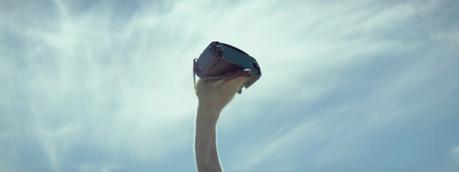 Una avestruz descubre la realidad virtual en este divertido anuncio de Samsung