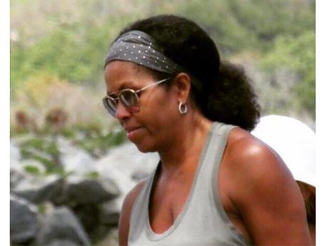 Horrible..!! Michelle Obama fue capturada en la playa sin maquillaje (FOTO)