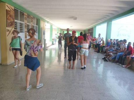 Preparación del carnavalito universitario en la Sede Blas Roca Calderío #Cuba #CubaEsNuestra #UJCuba55