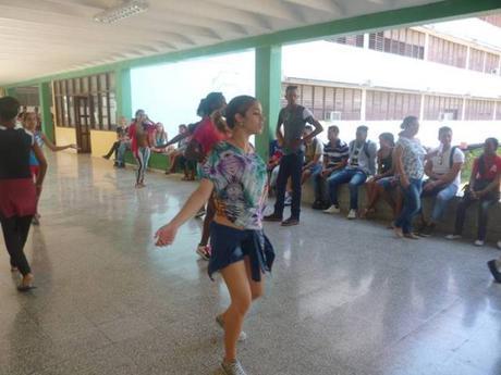 Preparación del carnavalito universitario en la Sede Blas Roca Calderío #Cuba #CubaEsNuestra #UJCuba55