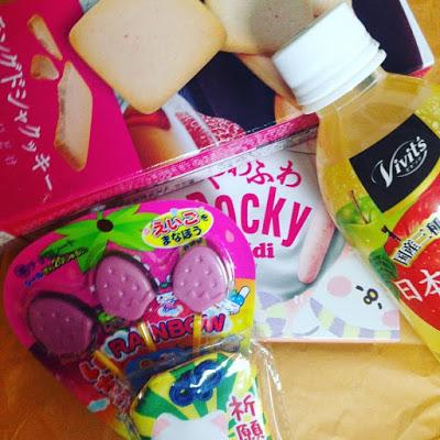 Japanese candy, tokyo treat, dulces, chocolate, galletas, caja mensual, month box, blogger alicante solo yo, blog solo yo, snacks, influencer,