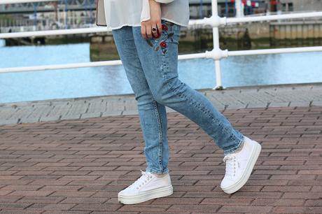 Outfit con jeans bordados para primavera