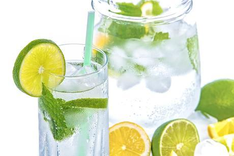 bebida para un vientre plano: agua con limón