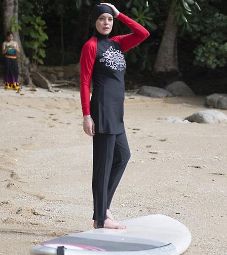 Así lució Lindsay Lohan su burkini en una playa de Tailandia (FOTOS)