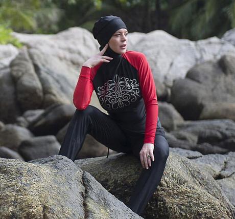 Así lució Lindsay Lohan su burkini en una playa de Tailandia (FOTOS)