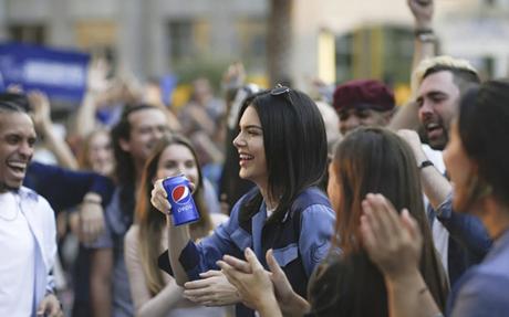#Pepsi retira el polémico anuncio de Kendall Jenner #TV