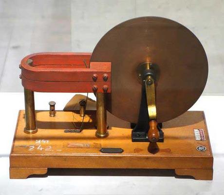 Disco de Faraday, Primer generador de electricidad
