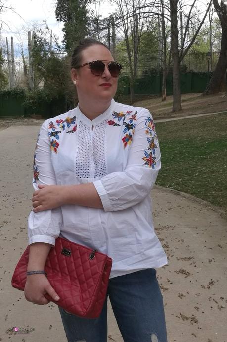 look talla grande camisa con bordados blanca con jeans rotos de violeta by mango con bolso rojo acolchado aliexpress y sneakers outfit primavera