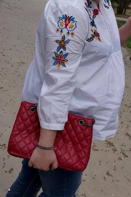 look talla grande camisa con bordados blanca con jeans rotos de violeta by mango con bolso rojo acolchado aliexpress y sneakers outfit primavera