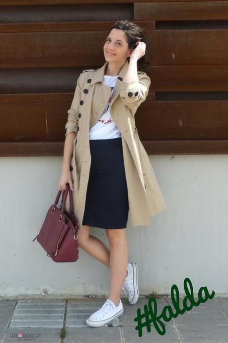 el trench look con trench para la primavera con falda y sneakers