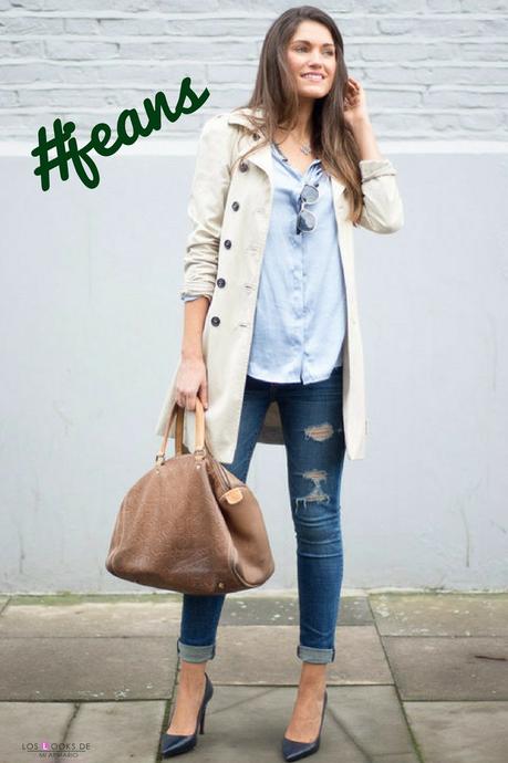 el trench look con trench para la primavera con jeans y toques marrones camisa azul de rayas