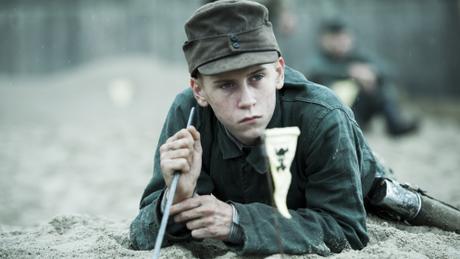 La sinrazón tras el horror – Crítica de “Land of mine/Bajo la arena” (2015)