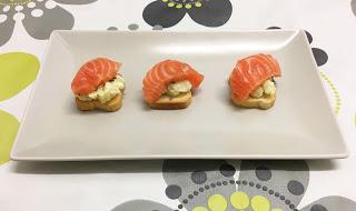 Canapé de sashimi de salmón fresco