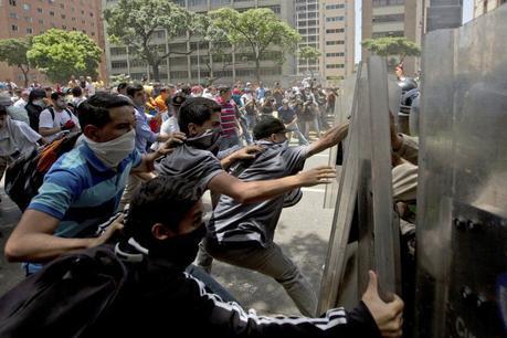 Pisar el acelerador, forzar el golpe. Un nuevo ensayo de revolución de color