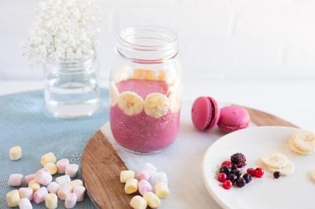 Smoothie helado de nubes y frutos rojos