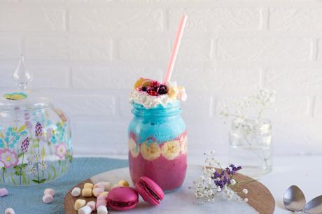Smoothie helado de nubes y frutos rojos