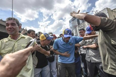 A Capriles (@hcapriles)  le dio un soponcio  XD  #Venezuela (FOTO Y VIDEO)