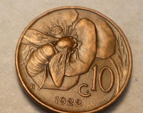 MONEDA CON ABEJA - COIN WITH BEE.