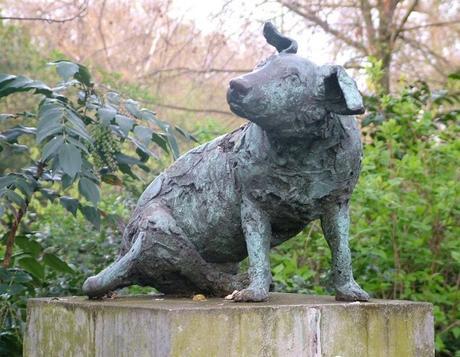 La estatua del perro operado en vivo.