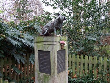 La estatua del perro operado en vivo.