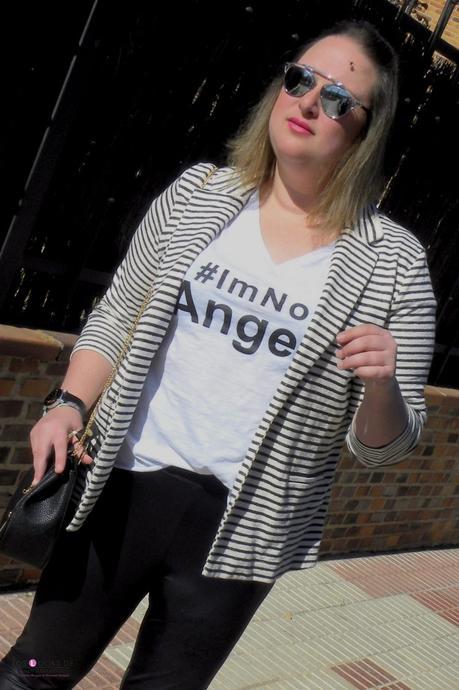 blazer de rayas de violeta by mango Look blazer de rayas navy violeta by mango con leggins polipiel camiseta con mensaje #iamnoangel outfit de primavera